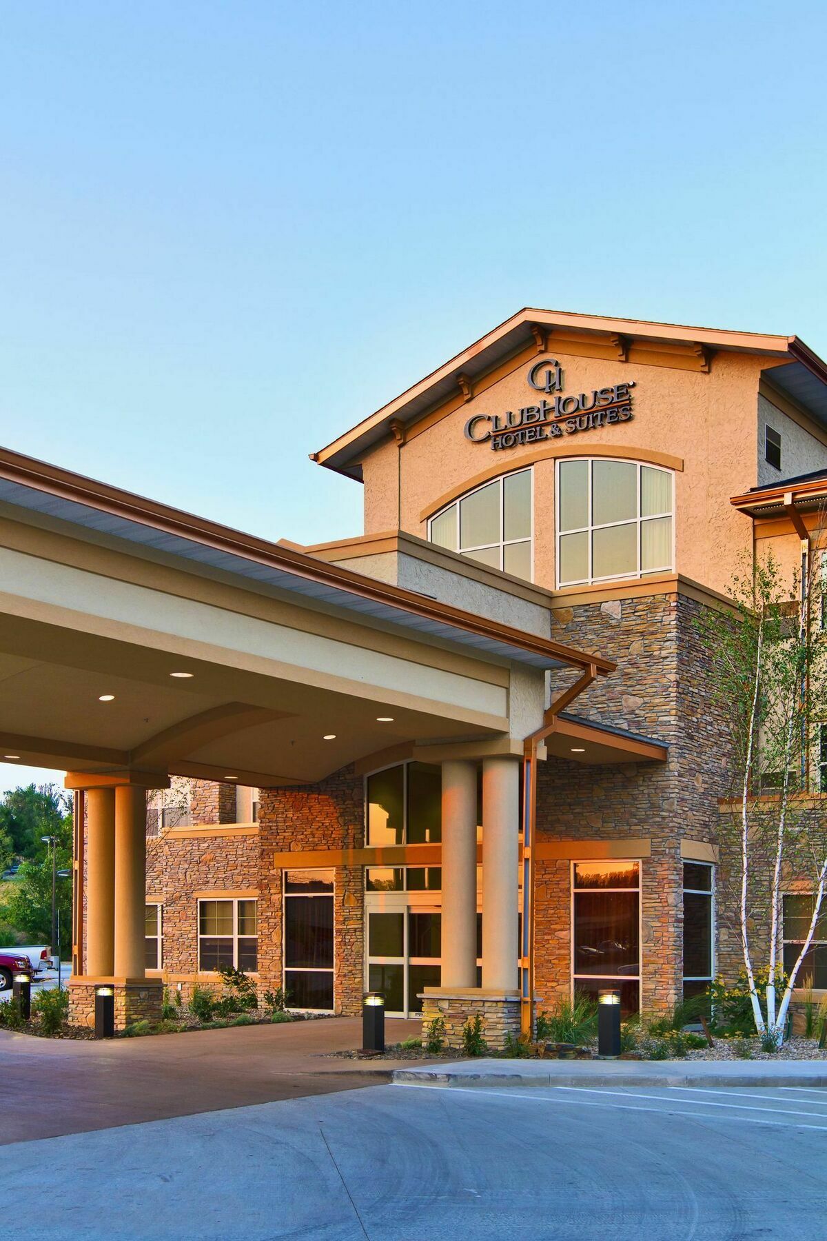 Clubhouse Hotel And Suites Pierre Exterior photo